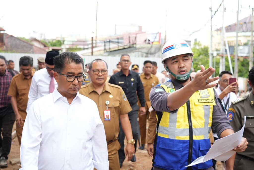 Foto : Pj Gubernur Akmal Malik melakukan peninjauan proyek Terowongan Samarinda