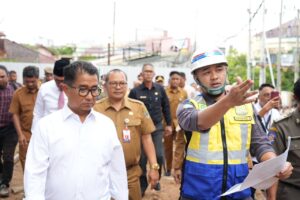 Foto : Pj Gubernur Akmal Malik melakukan peninjauan proyek Terowongan Samarinda