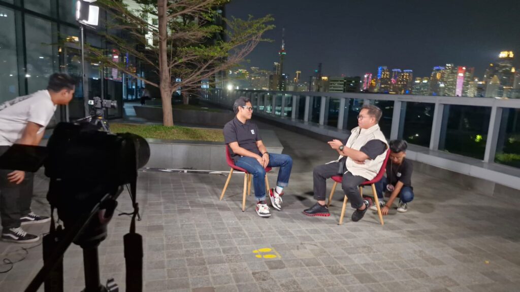 Wakil Bupati Rendi Solihin (kanan) saat berbincang bersama Pimred Kompas.com Wisnu Nugroho (kiri). (Foto: istimewa)