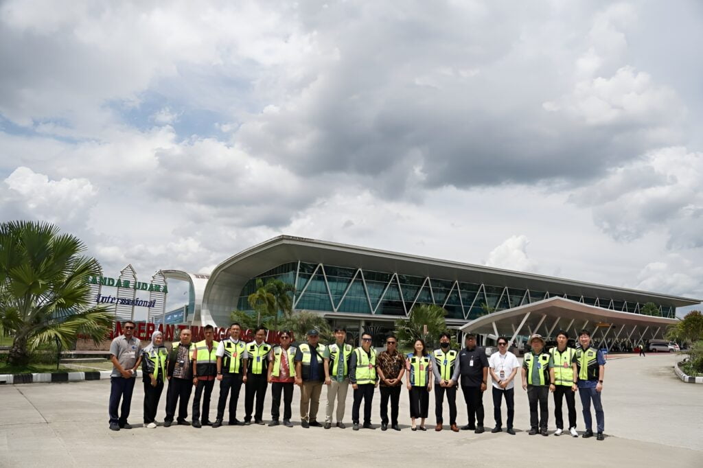 Tim Hyundai Motors melakukan survei uji coba taksi udara di Bandara APT Pranoto Samarinda. (Istimewa)