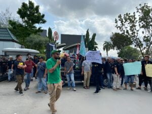 Aksi demo Aliansi Mitra Kaltim Bersatu di depan Kantor Gubernur Kaltim, jalan Gajah Mada, Samarinda.