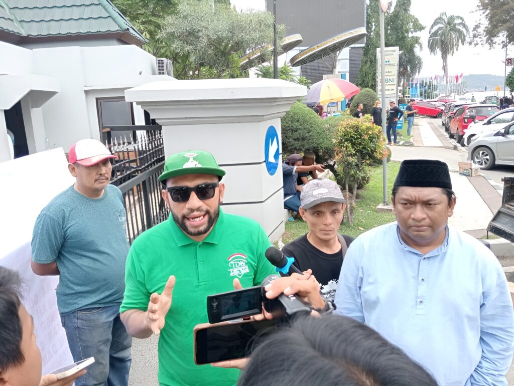 Aksi demo Aliansi Mitra Kaltim Bersatu di depan Kantor Gubernur Kaltim, jalan Gajah Mada, Samarinda.