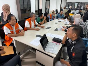 Proses serah terima tersangka dan barang bukti atas kasus korupsi pembayaran uang ganti rugi perumahan KPN di Kutim, Senin (1/4/2024).