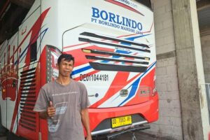 Foto: Sopir bus ajak penumpang makan di rumah. (Istimewa)