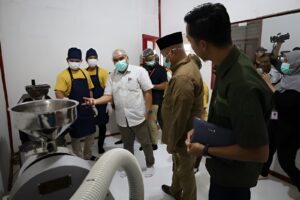 Foto: Rumah Cokelat Lung Anai, yang merupakan bagian dari program pengembangan dan pemberdayaan masyarakat PT Multi Harapan Utama (MHU), terus berusaha untuk memperluas pangsa pasarnya.