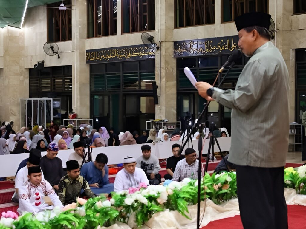 Foto: Sekkab Sunggono saat membaca sambutan di acara Nuzulul Qur’an, Tenggarong. (Istimewa)