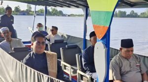 Foto: Wakil Bupati Kukar, Remdi Solihin saat melaksanakan Safari Ramadan ke Desa Pela. (Istimewa)