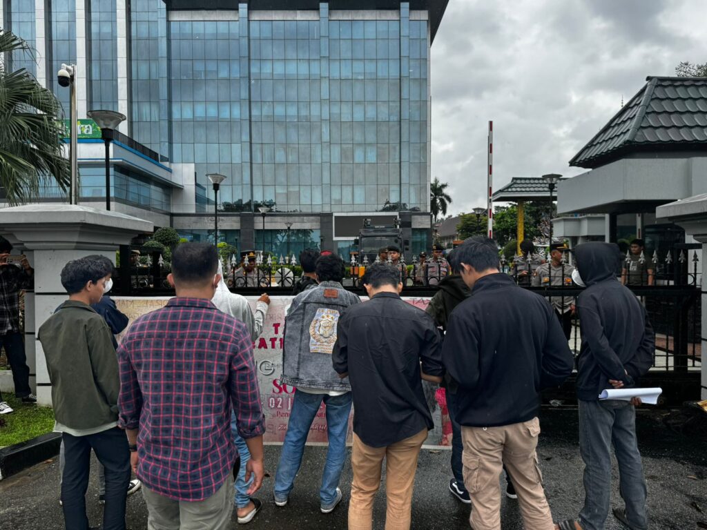 AMPL-KT saat melakukan aksi unjuk rasa di depan Kantor Gubernur Kaltim jalan Gajah Mada Samarinda, Kamis (11/7/2024).
