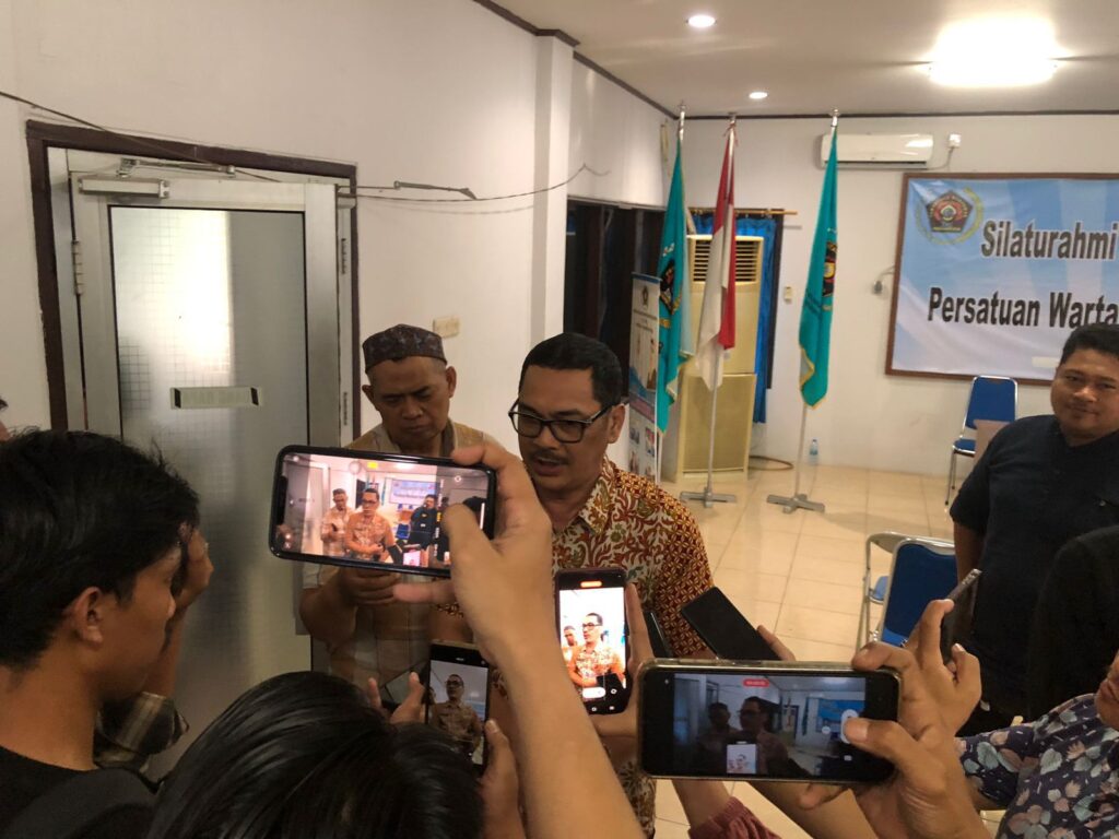 Kepala Dinas Kominfo Kaltim pastikan OPD boleh bekerja sama dengan berbagai media massa, baik cetak, online maupun televisi.