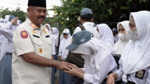 Foto: Momen Bupati Edi Damansyah berikan bantuan program Beasiswa Kukar Idaman kepada pelajar dan mahasiswa. (Istimewa)