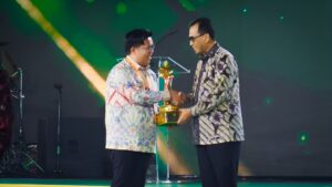 Foto: Wakil Bupati Kukar Rendi Solihin menerima Penghargaan Wahana Tata Nugraha (WTN) Tahun 2024.