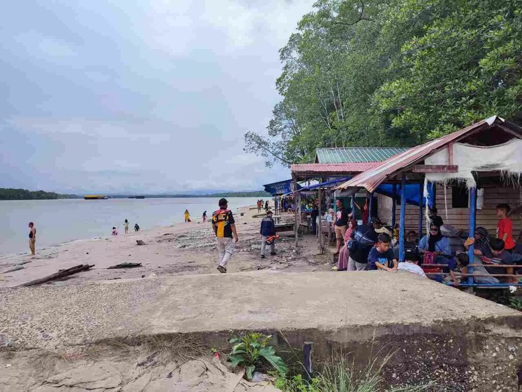 Foto: Salah satu destinasi wisata di Paser, Pantai Pasir Mayang.