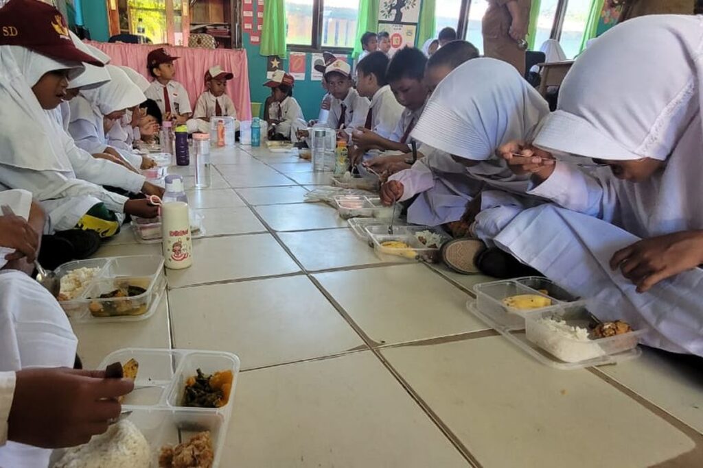 Foto: Sejumlah pelajar di Nunukan menikmati MBG yang menjadi Program Nasional gagasan Prabowo - Gibran.