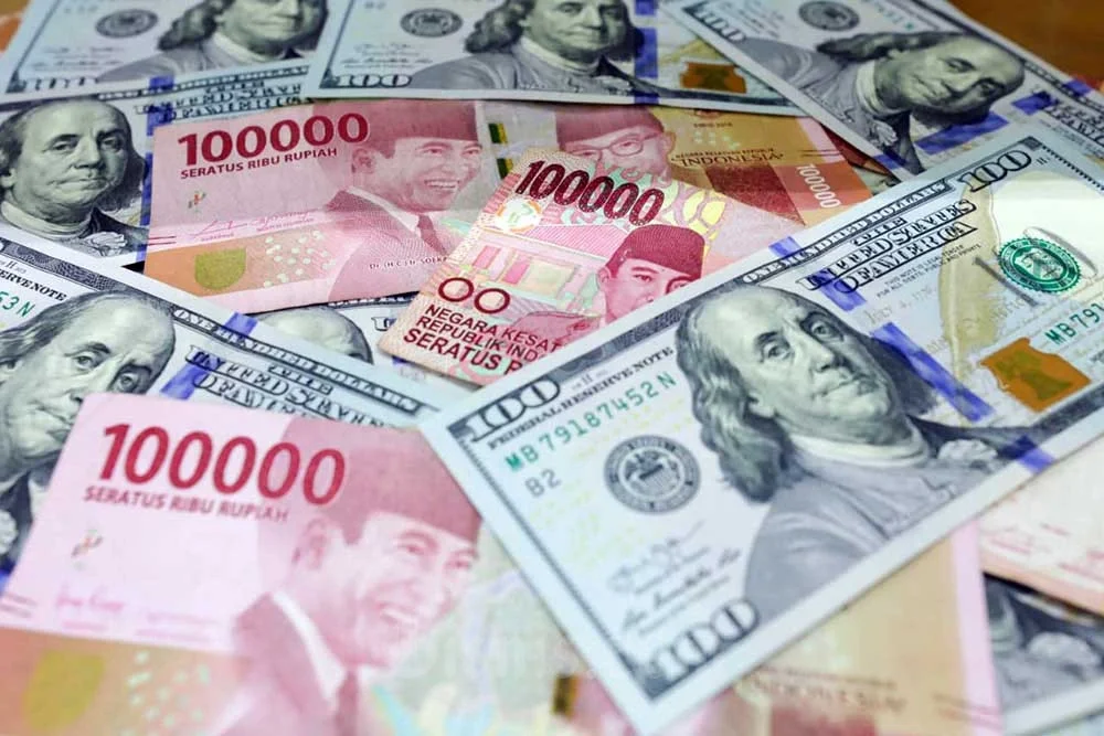 Ilustrasi. Rupiah dan Dollar. Foto/Antara/Dhemas Reviyanto
